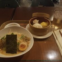 冷やし担々麺の海苔がミッキー以外は本格中華。