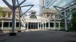 オフィスビルに囲まれた歴史ある駅