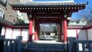 朱色の山門は目立つものの、寺名が見当たらない