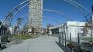 かつてのホームレスの住処は、洒落た休憩スペース＆散歩道　