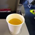 フライト時間が短いのでドリンクはリンゴジュースと冷たいお茶のみ