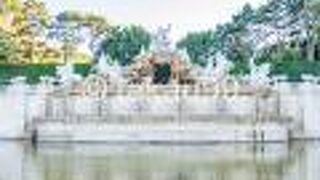 噴水の上から宮殿がよく見えます。