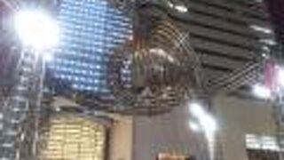 オブジェとしての鑑賞だけでなく巨大な空調設備にも