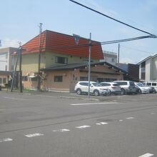 お昼は早めに行かないとかなり待たされます