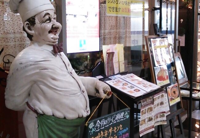 京成金町駅南口近く、落ち着いた雰囲気で多彩なメニューを味わえる洋食屋さん