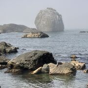 種差海岸沿いの深久保漁港外側にある巨大な岩。あちこちから見えていい絵になります。