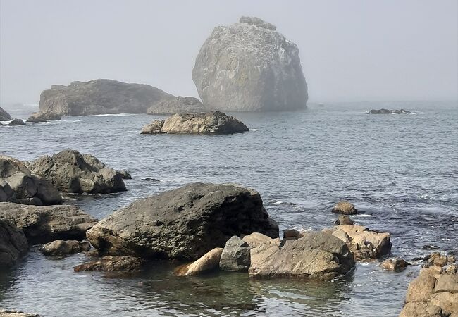種差海岸沿いの深久保漁港外側にある巨大な岩。あちこちから見えていい絵になります。