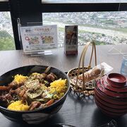長良川と岐阜の街を見下ろす展望レストラン