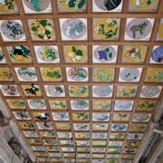 本堂で参拝後必ず靴を脱いで外陣に上がり天井を観て下さい。素晴らしい天井画を鑑賞出来ます。