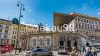 アルベルティーナ、ウィーン国立歌劇場、ホテルザッハーなど有名な建物に囲まれた広場です。