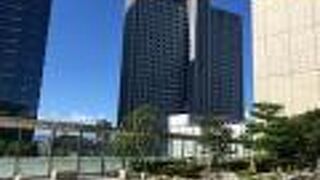 和の庭園がある広場