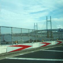バスの車内から見たベイブリッジ