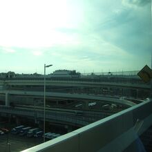 すごい構造の首都高を快調に飛ばします