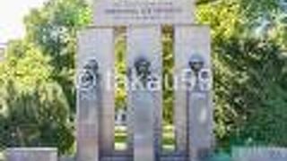 オーストリア国会議事堂前のすぐ近くにある３人の胸像の記念碑です。