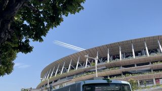 東京五輪のリハーサル、ブルーインパルスの五輪スモークを見る為に凄い人だかりでした。五輪スモークは競技場西側に出たので競技場外から見るのが難しかったです。