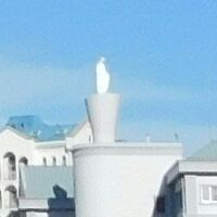 長崎海星高校の中央にマリア像が見えます。優しいお姿ですね。