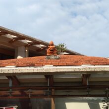沖縄風の屋根の上にはシーサーが！