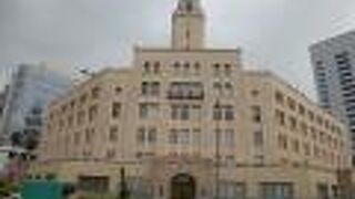 イスラム様式の塔が印象的な美しい建築物