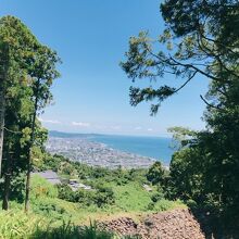 遠くの小田原の海が美しい