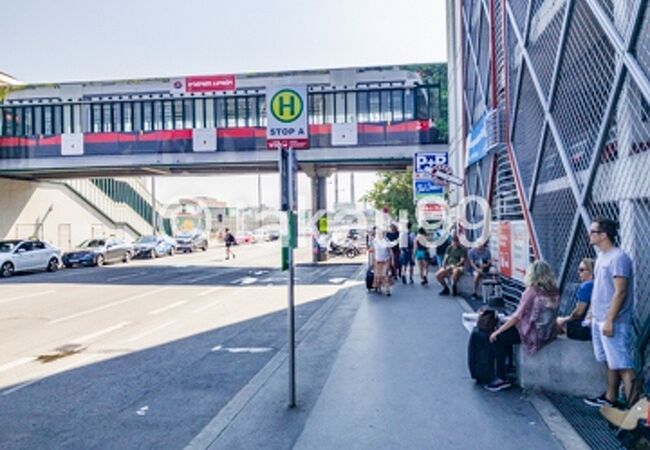 Ｕバーン のエーアトベルク駅に隣接しています。