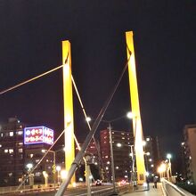 夜はライトアップされてきれいです