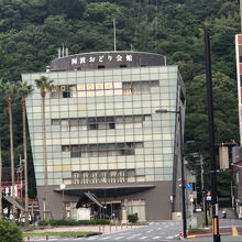 駅前にあります