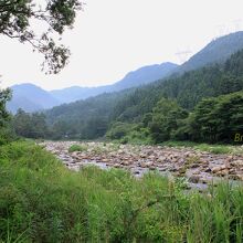 対岸から　川は釣り場です