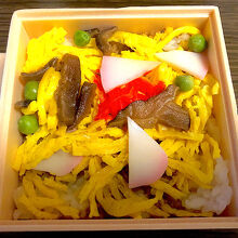 見た目も美しいお寿司です