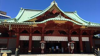 朱塗りの社殿や門が豪華