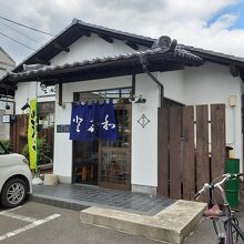 落ち着いた雰囲気の外観。