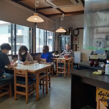 奥にはお座敷席も有ります。