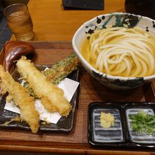 冷やしかけうどんと天ぷら。天ぷらが美味い！