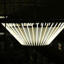 連絡階段から真横のシャンデリアを眺めると・・・