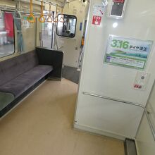 車内はこんな感じ、トイレ付です。