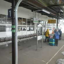 ニセコ駅からはスーツケースを抱えた観光客が10名程乗車！