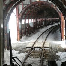 豪雪地帯の山がちな路線なので雪覆いがあちこちに・・・