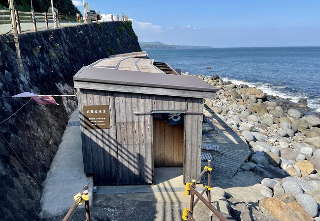 野趣溢れる波打ち際の岩風呂