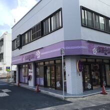 ユーグレナモール入口前にあります