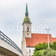 前を通る大きな道路が景観を損ねています。　