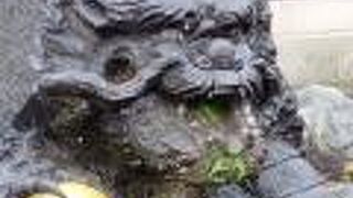 熊野摩崖仏のふもとにあり、タイなどで見かける金箔でなく銀箔を貼って参拝します