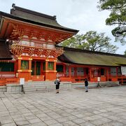 全国4万社の八幡社の総本宮で、「二礼四拍手一礼」が作法でした