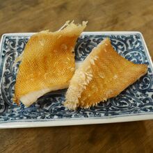 お通しのあこうだいの粕漬（？）。臭いが強くて脂っこかった。