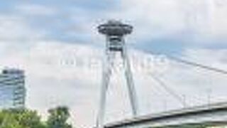 ドナウ川にかかるＳＮＰ橋の端の上にある塔です。