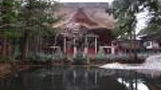 三神合祭殿の前にある神聖な池