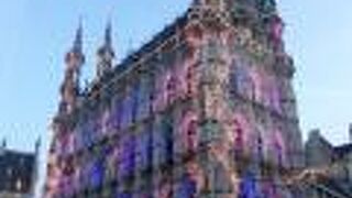 まるでレースを纏ったよう！彫刻装飾が壮麗な市庁舎