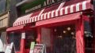 赤い外観が印象的なブラッスリー