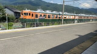 国鉄時代のカラーリングの車両群