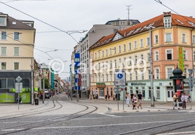 ブラチスラヴァ旧市街のミハエル門を北へ出たところの大きな交差点から北東に延びる通りです。