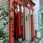 ビルの屋上に本殿がある珍しい稲荷神社