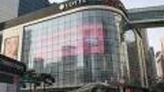 元々は日本人が「丁字屋百貨店」として建てたビル